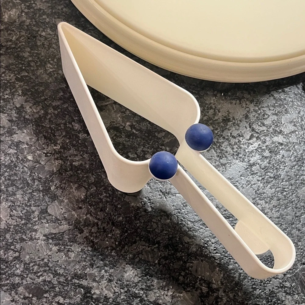 Vintage Tupperware White Cake Carrier with free Tupperware cake cutter included